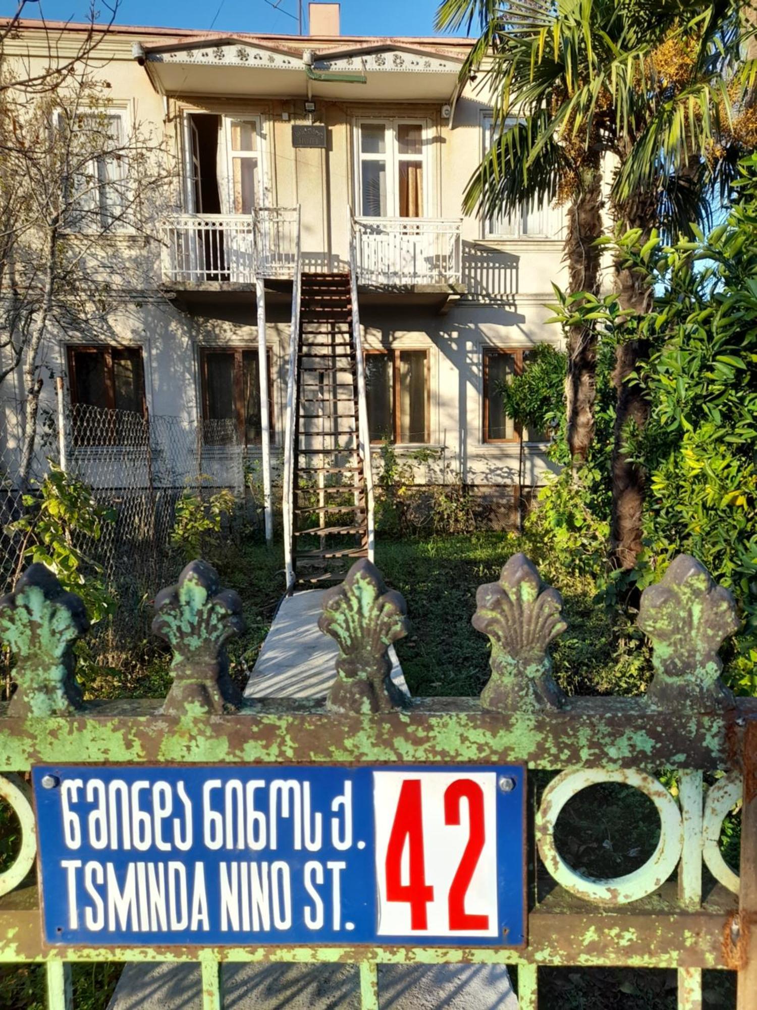 Levani'S Guesthouse Zugdidi Exteriör bild